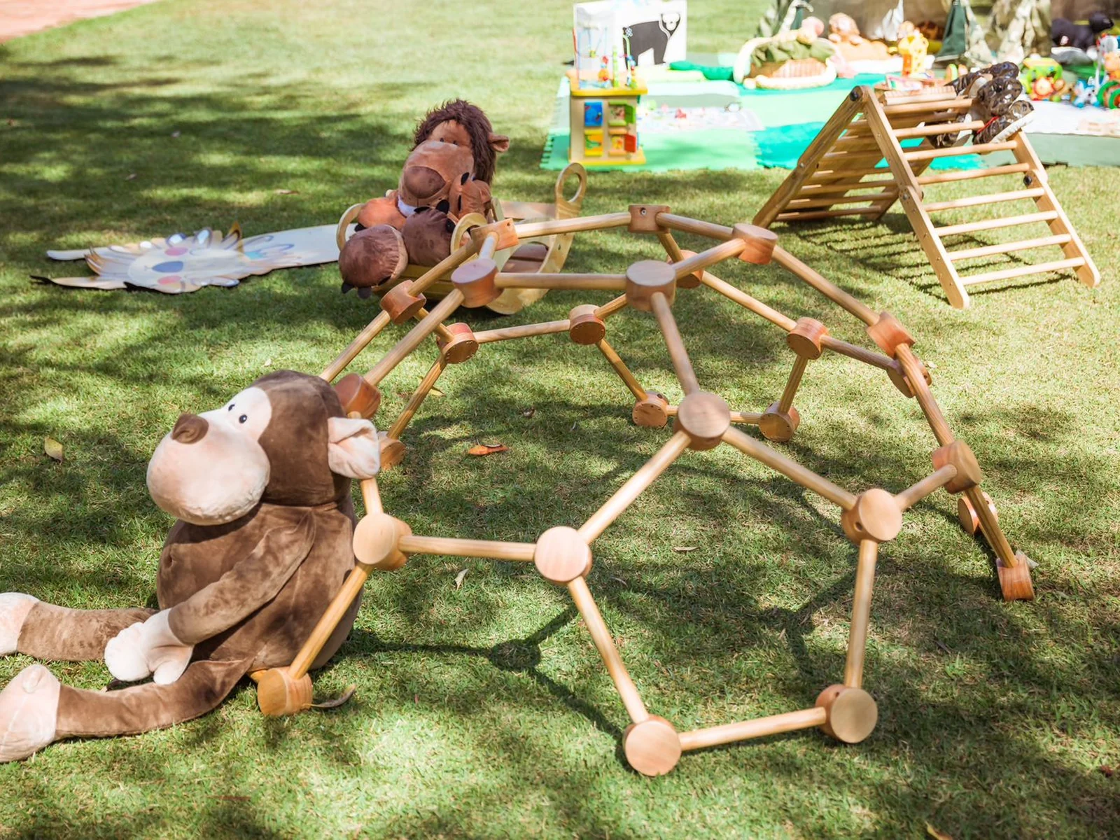 Estrutura infantil ao ar livre com brinquedos de madeira
