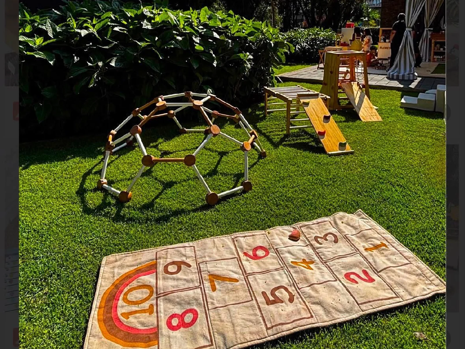 Estrutura infantil montada para evento ao ar livre