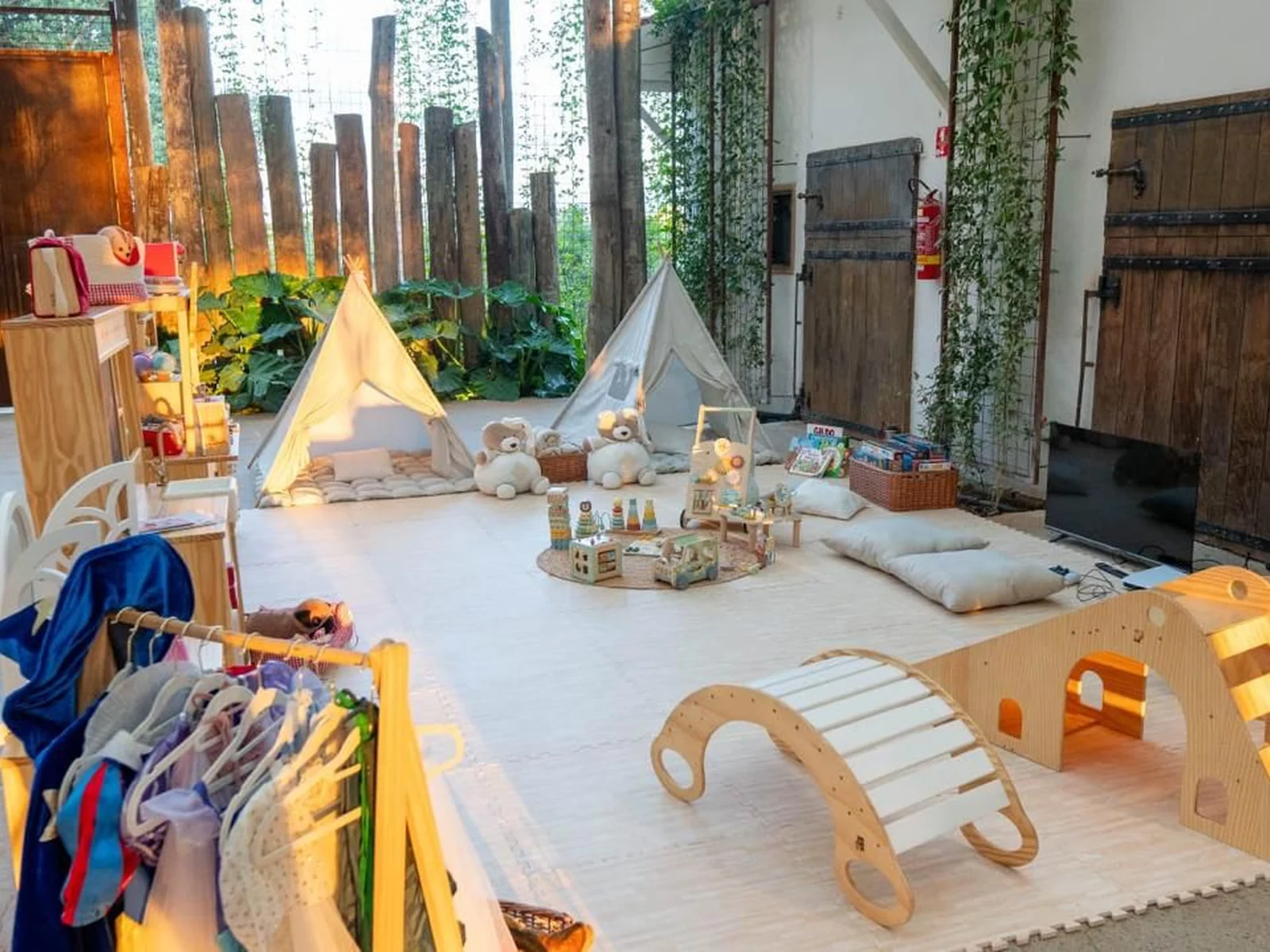 Espaço Kids temático com brinquedos e cabanas
