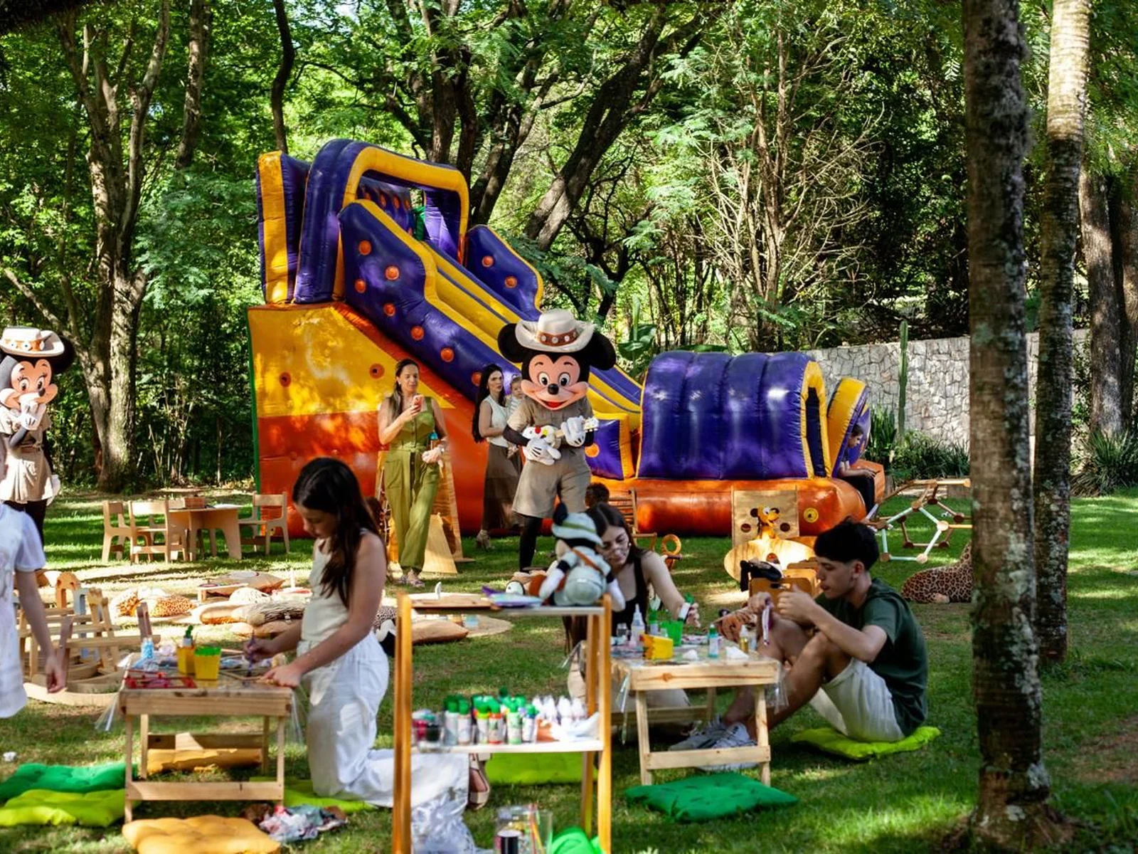 Recreação infantil em evento ao ar livre