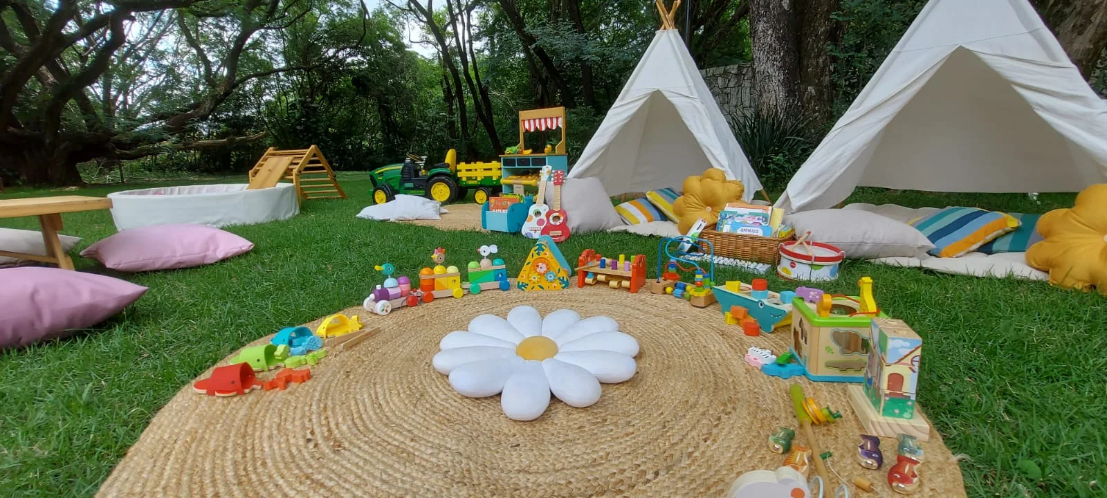 Espaço Kids Flunky montado ao ar livre, com brinquedos e cabanas infantis