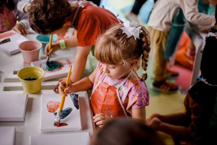 Criança criando em uma oficina de pintura